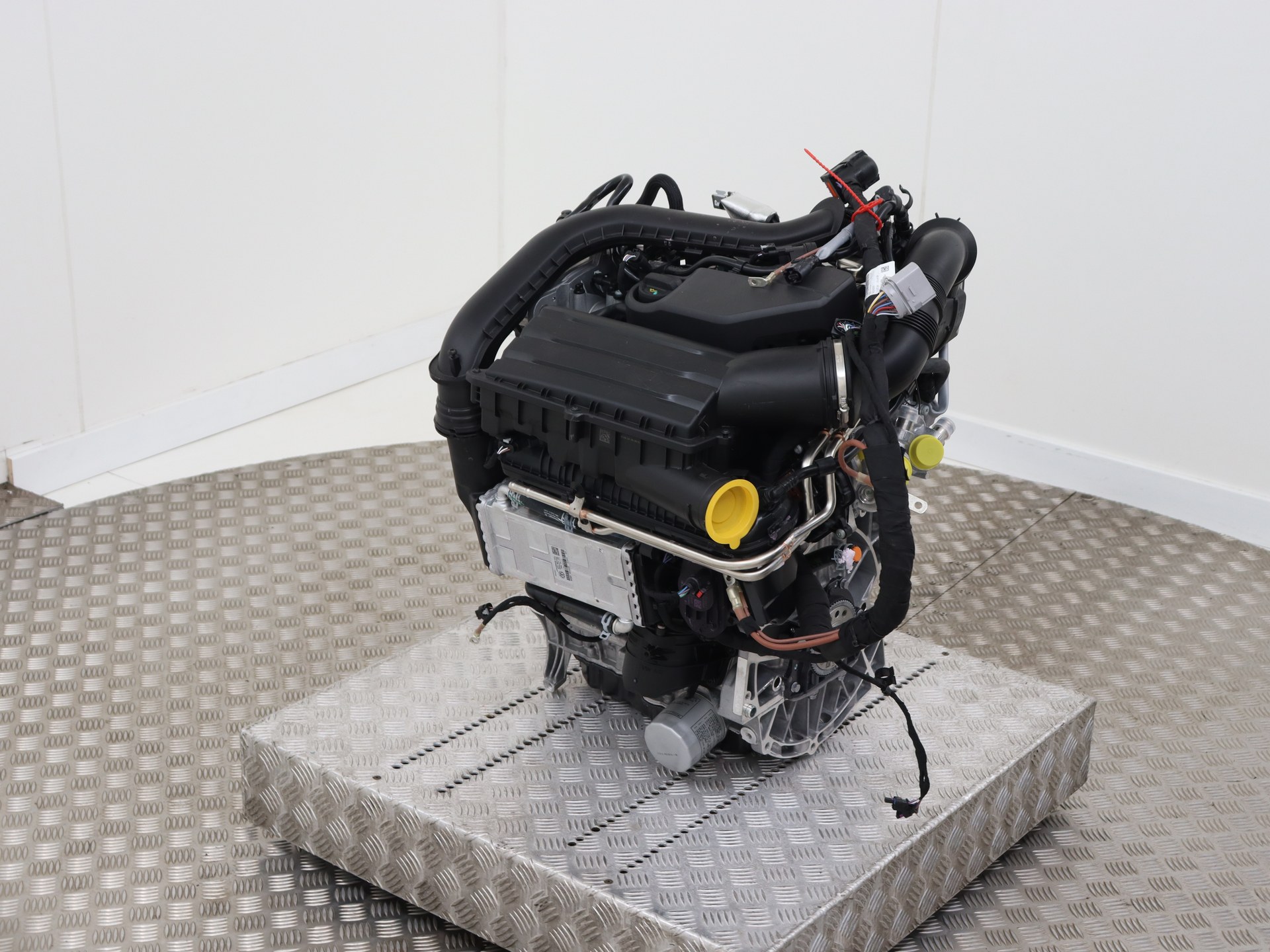 Engine Volkswagen Golf VIII 1.5 eHybrid 16V - 05E100032L DUC