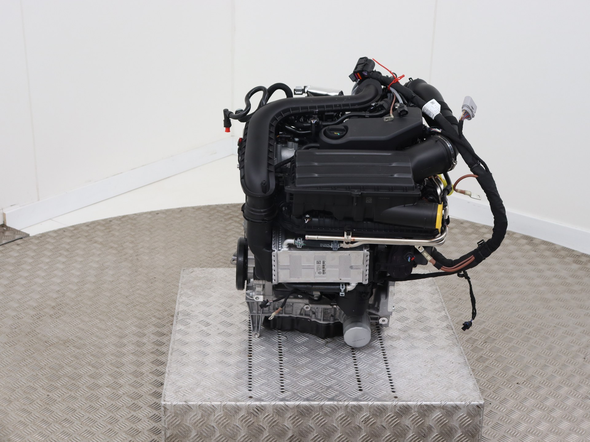 Engine Volkswagen Golf VIII 1.5 eHybrid 16V - 05E100032L DUC