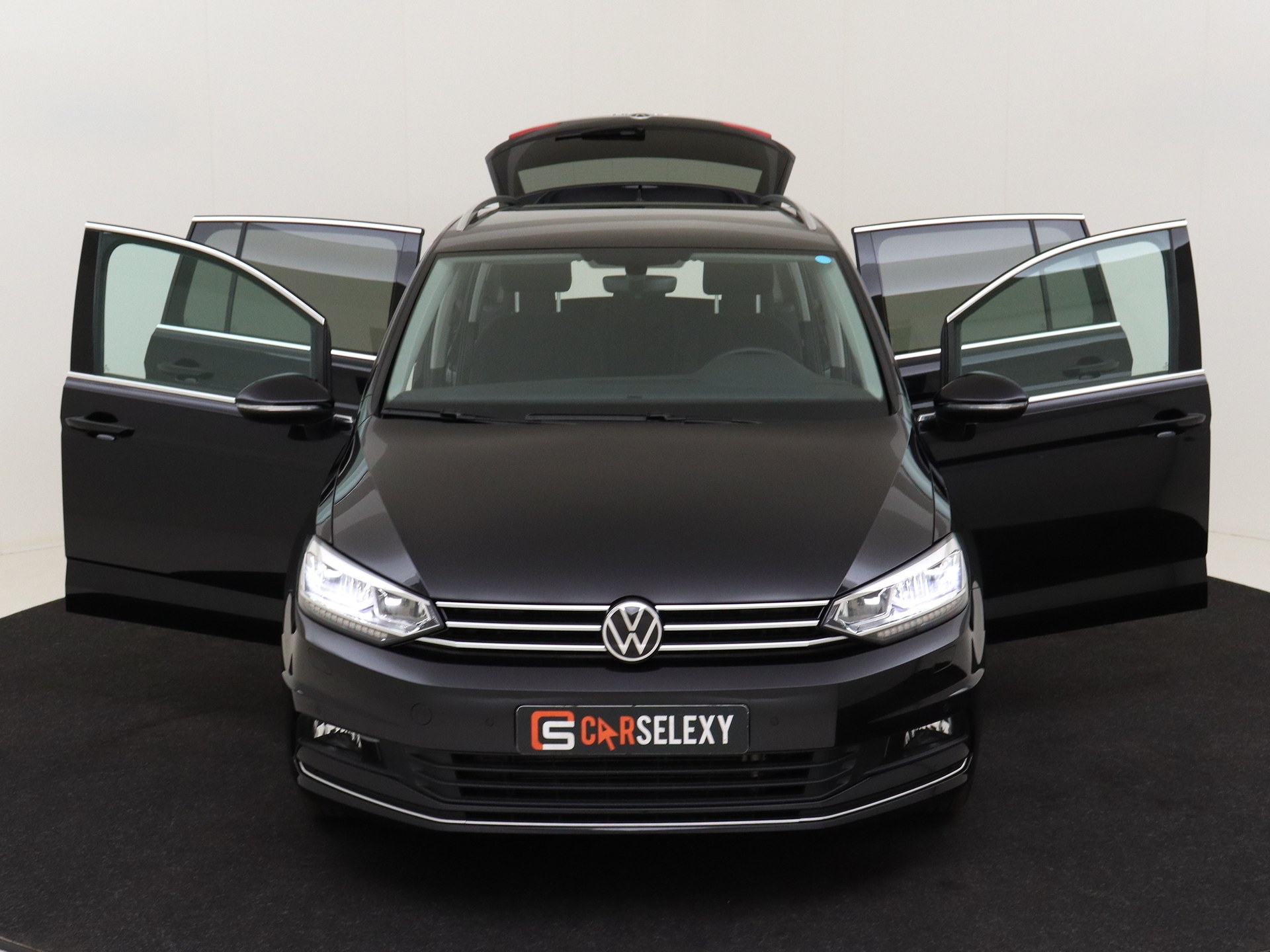 Volkswagen Touran 150PK HIGHLINE AUTOMAAT 7-PERSOONS NAVI van CarSelexy dealer Auto Aaltink in Nijverdal