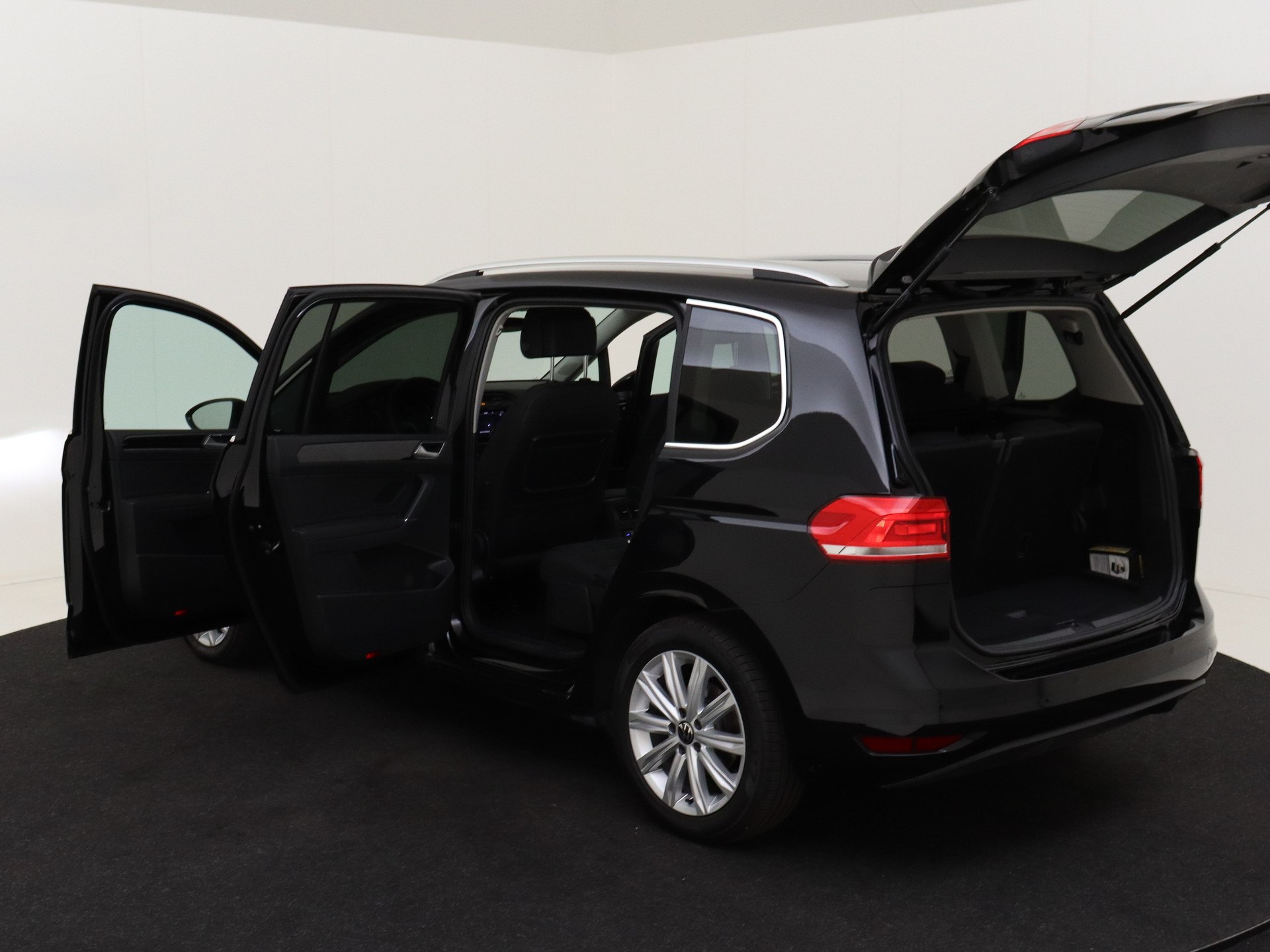 Volkswagen Touran 150PK HIGHLINE AUTOMAAT 7-PERSOONS NAVI van CarSelexy dealer Auto Aaltink in Nijverdal