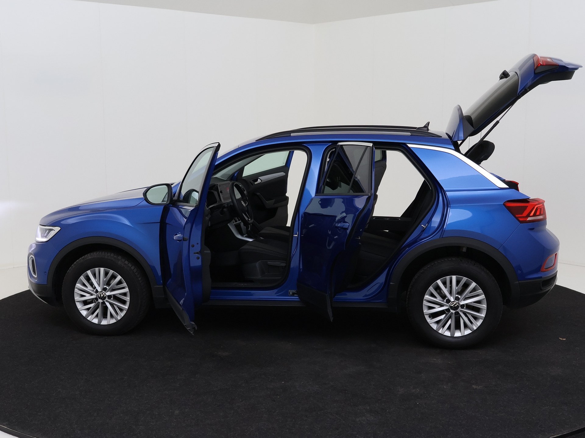 Volkswagen T-Roc 1.5 TSI Life Bns van CarSelexy dealer Autobedrijf H. Kuper in Siddeburen