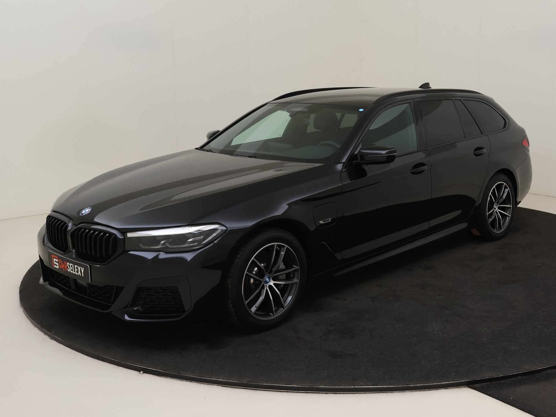 BMW 5 Serie Touring 530e xDrive Business Edition Plus Sensatec van Autobedrijf Verduijn in Ouddorp