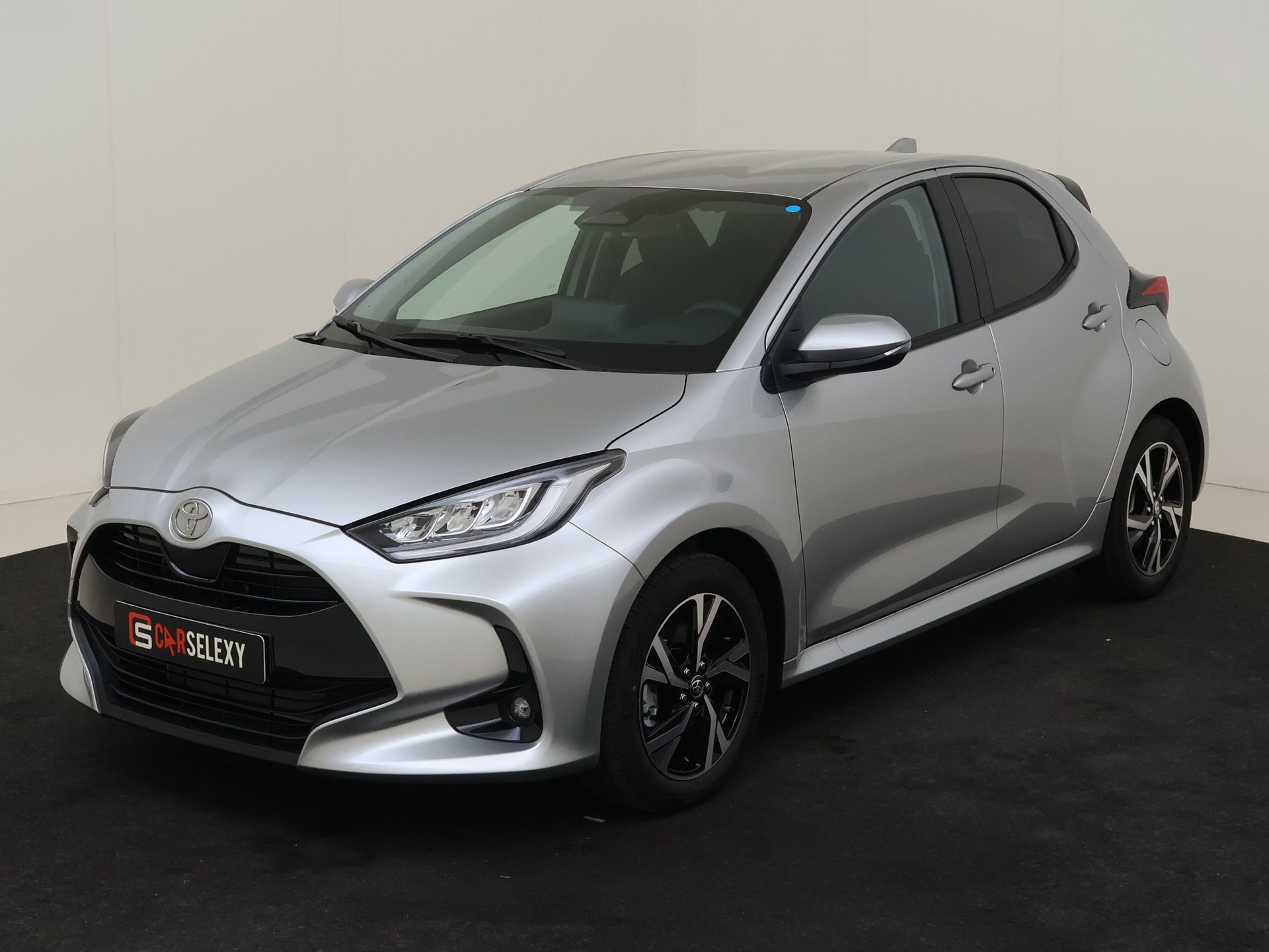 Toyota Yaris Hybrid 115PK Dynamic AUTOMAAT NIEUW!! van Autobedrijf Moret B.V. in Terneuzen