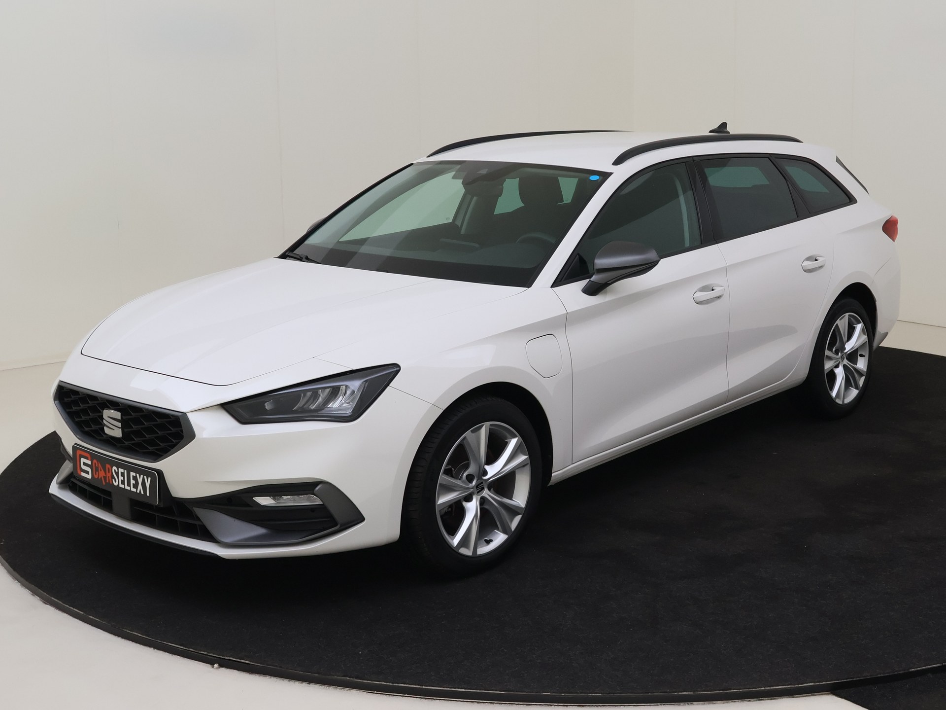 SEAT Leon Sportstourer 1.4 TSI eHybride PHEV FR Business Intense 225PK SOH 94% van Autobedrijf Roberts Kerketuinen in Den Haag