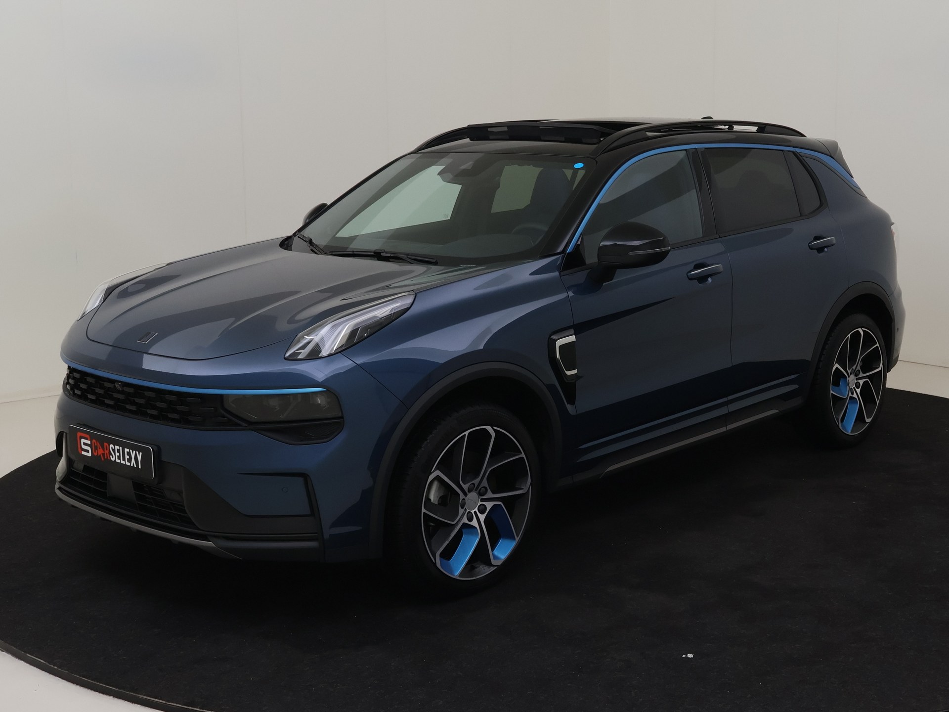 Lynk & Co 01 1.5 PHEV 262PK Zwarte hemel Panorama Navigatie Carplay van Autobedrijf Roberts Kerketuinen in Den Haag