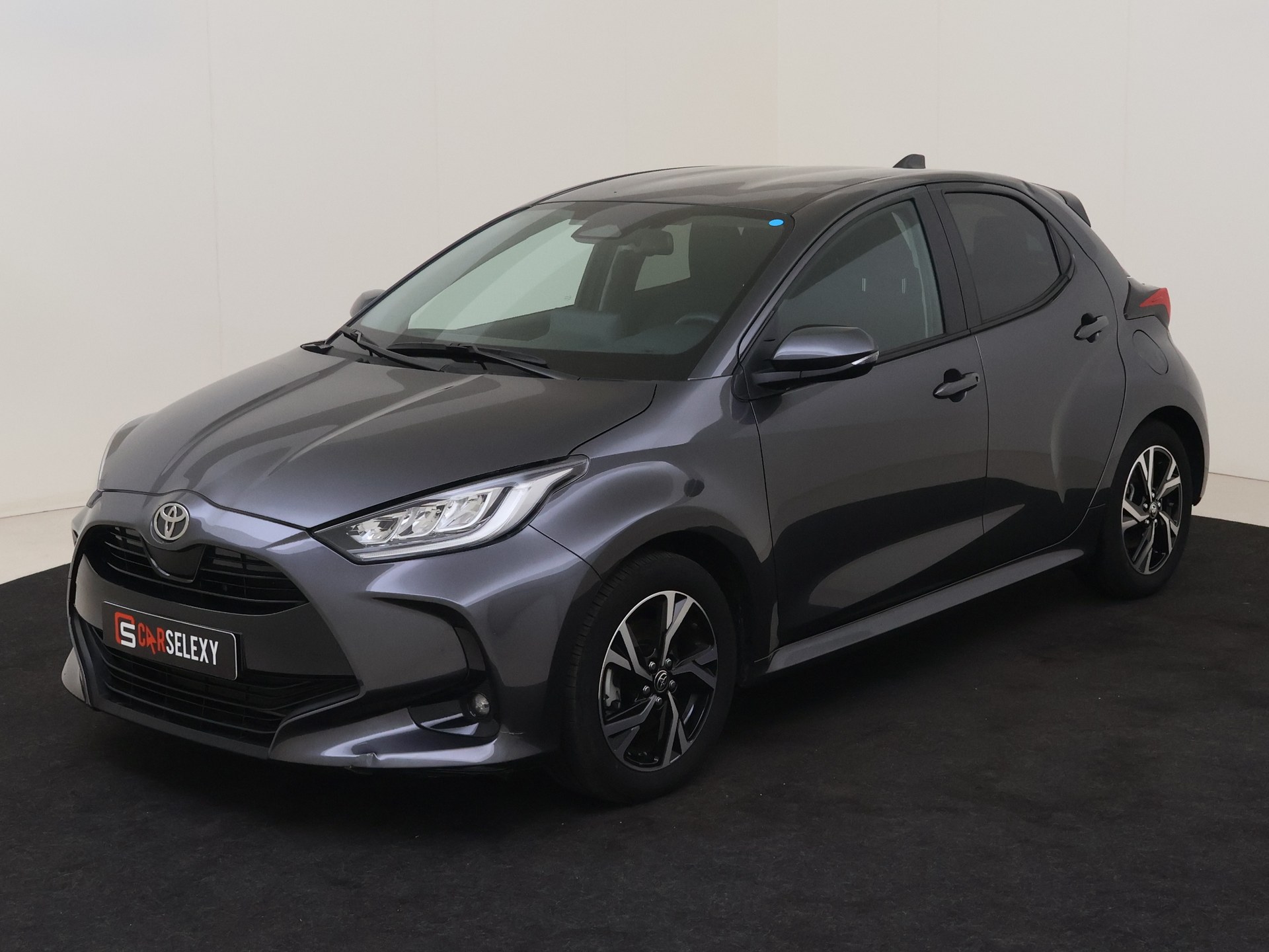 Toyota Yaris 1.5 Hybrid 115 Dynamic van Autobedrijf Roberts Kerketuinen in Den Haag