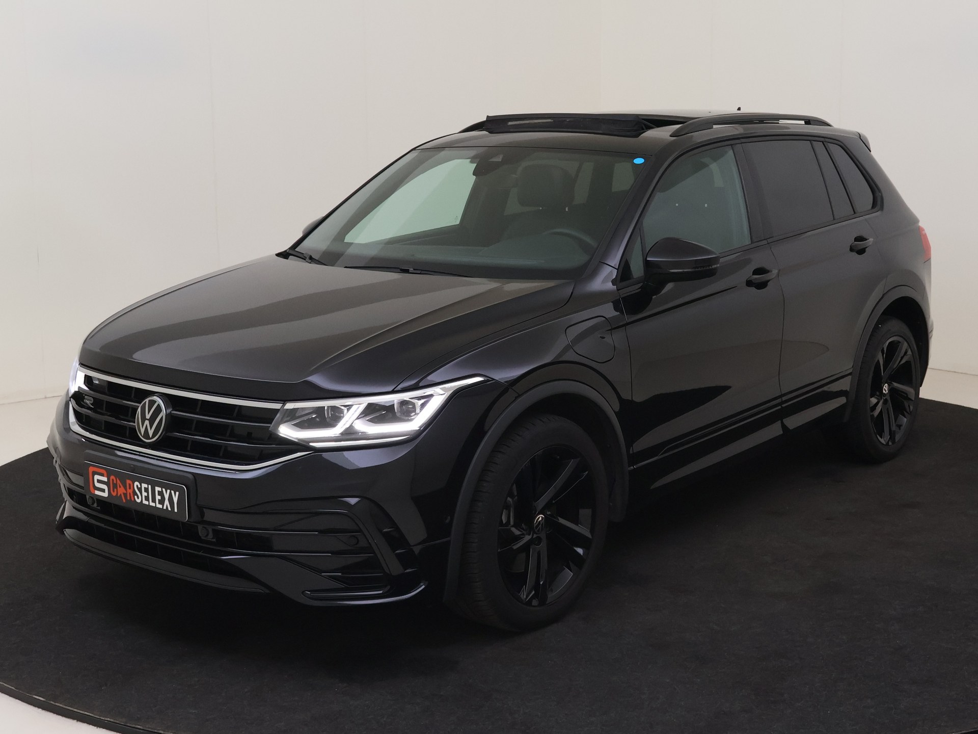 Volkswagen Tiguan 1.4 TSI eHy R-Line van Autobedrijf H. Kuper in Siddeburen