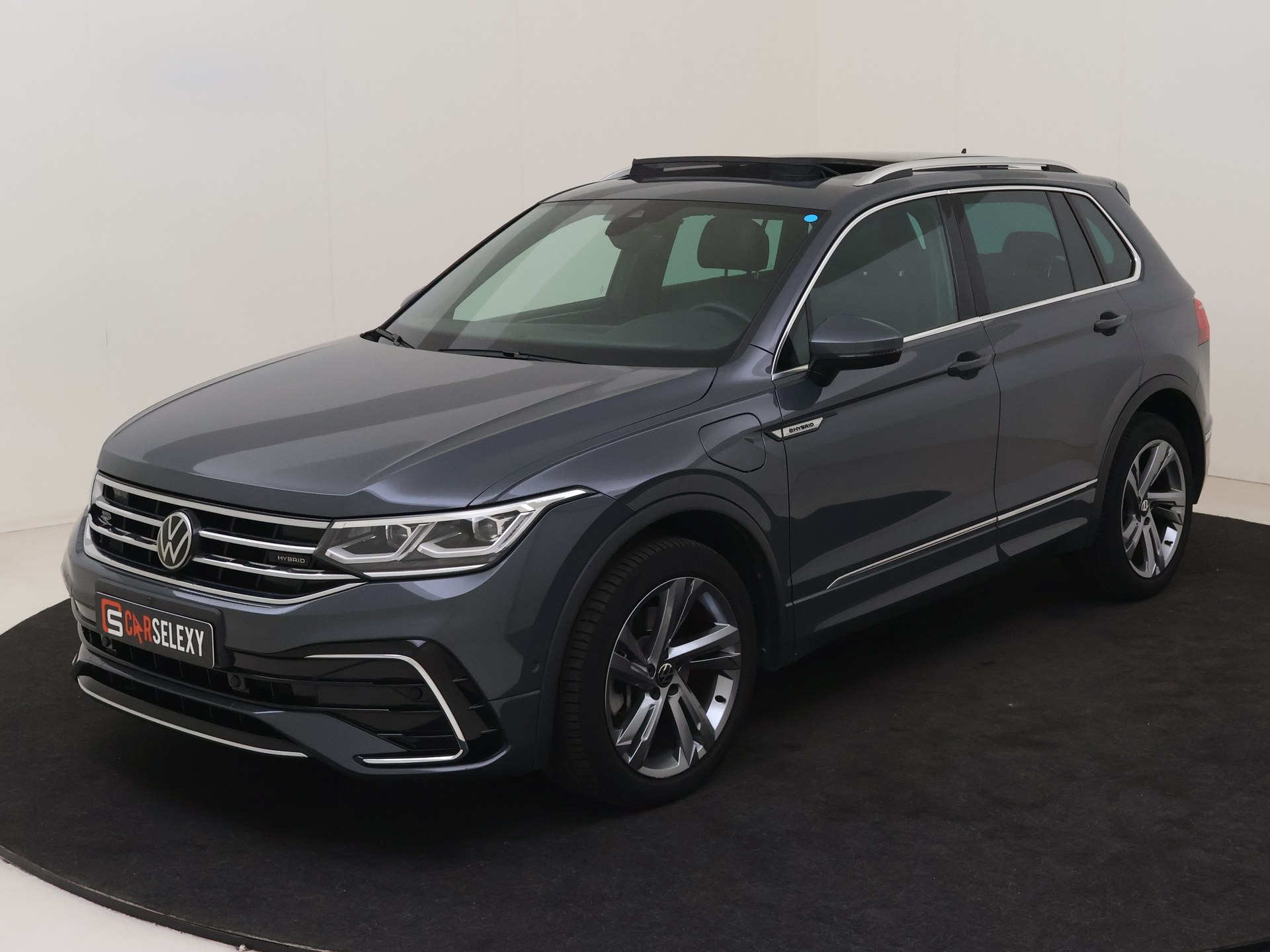 Volkswagen Tiguan 1.4 TSI eHybrid R-Line Business Schuifdak/Leder/Memory van Autobedrijf Frank Pluym in Nijmegen