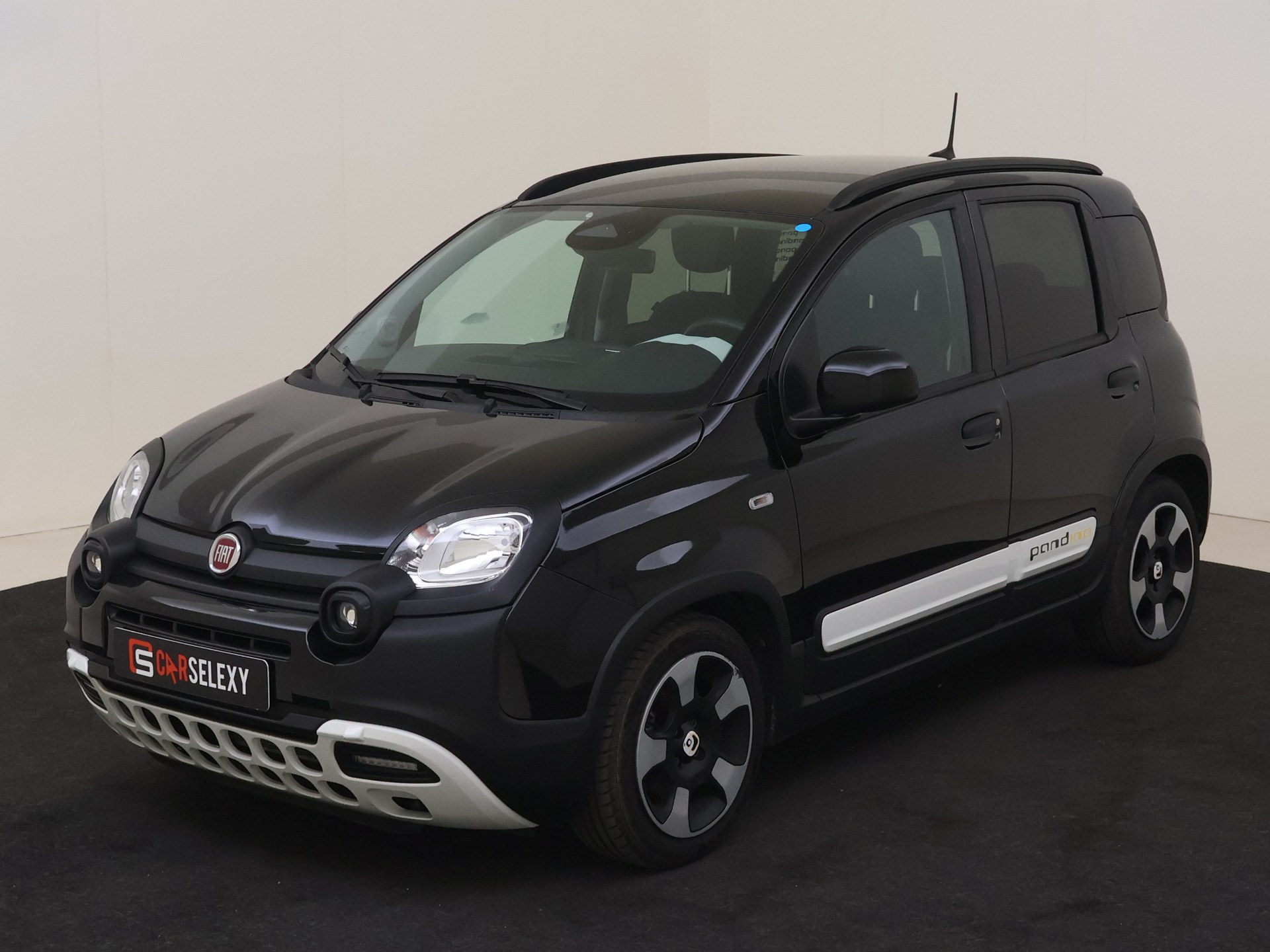 Fiat Panda 1.0 Hybrid Pandina Cross Hoge Zit Carplay LM-Velgen PDC van Autobedrijf Roberts Kerketuinen in Den Haag